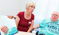 Logopädin mit Patient in Sprech-Therapie